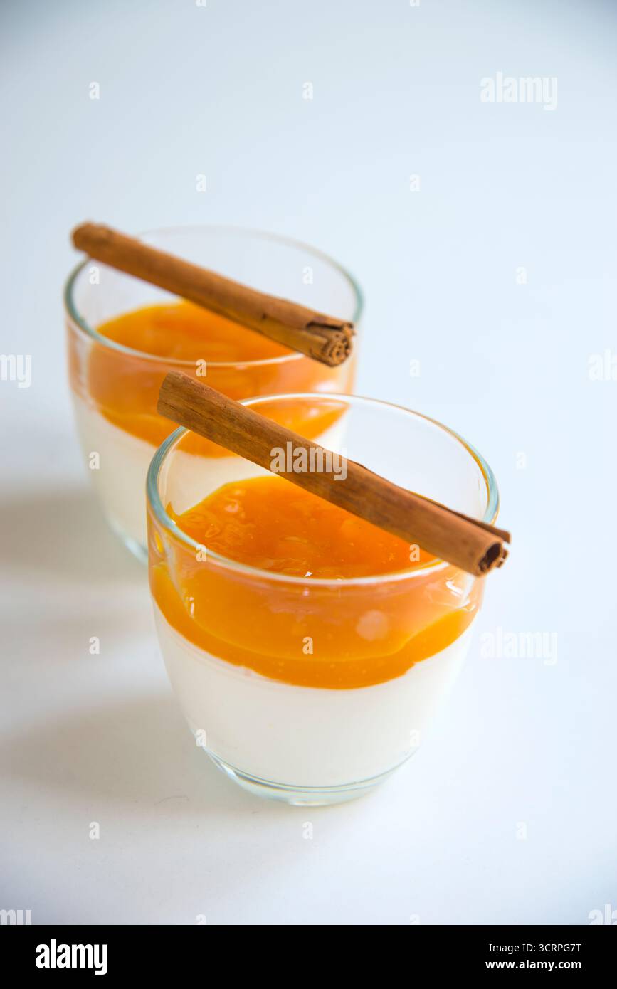 Zwei Gläser Joghurt Creme mit Mango Marmelade. Stockfoto