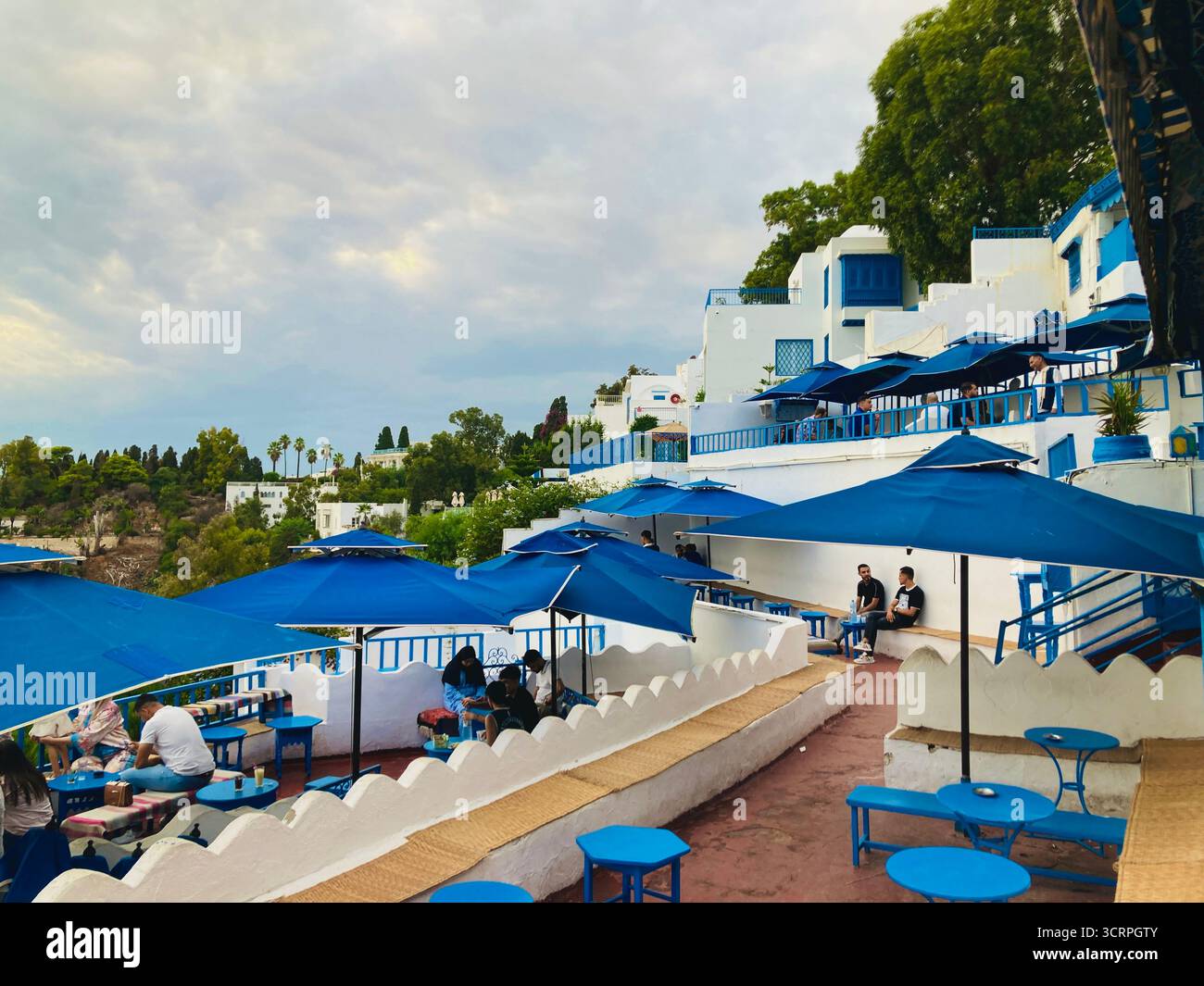 Malerischer Blick auf die Küste vom Café des Délices in Sidi Bou Said, Tunis, blaue Sonnenschirme und den Horizont des Meeres. Erfasst Am 23. September 2025 Stockfoto