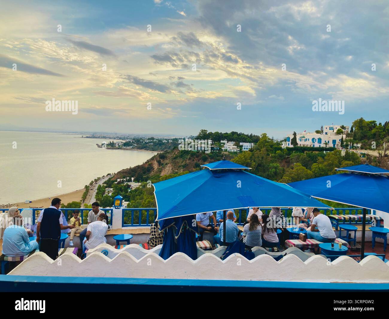 Malerischer Blick auf die Küste vom Café des Délices in Sidi Bou Said, Tunis, blaue Sonnenschirme und den Horizont des Meeres. Erfasst Am 23. September 2025 Stockfoto