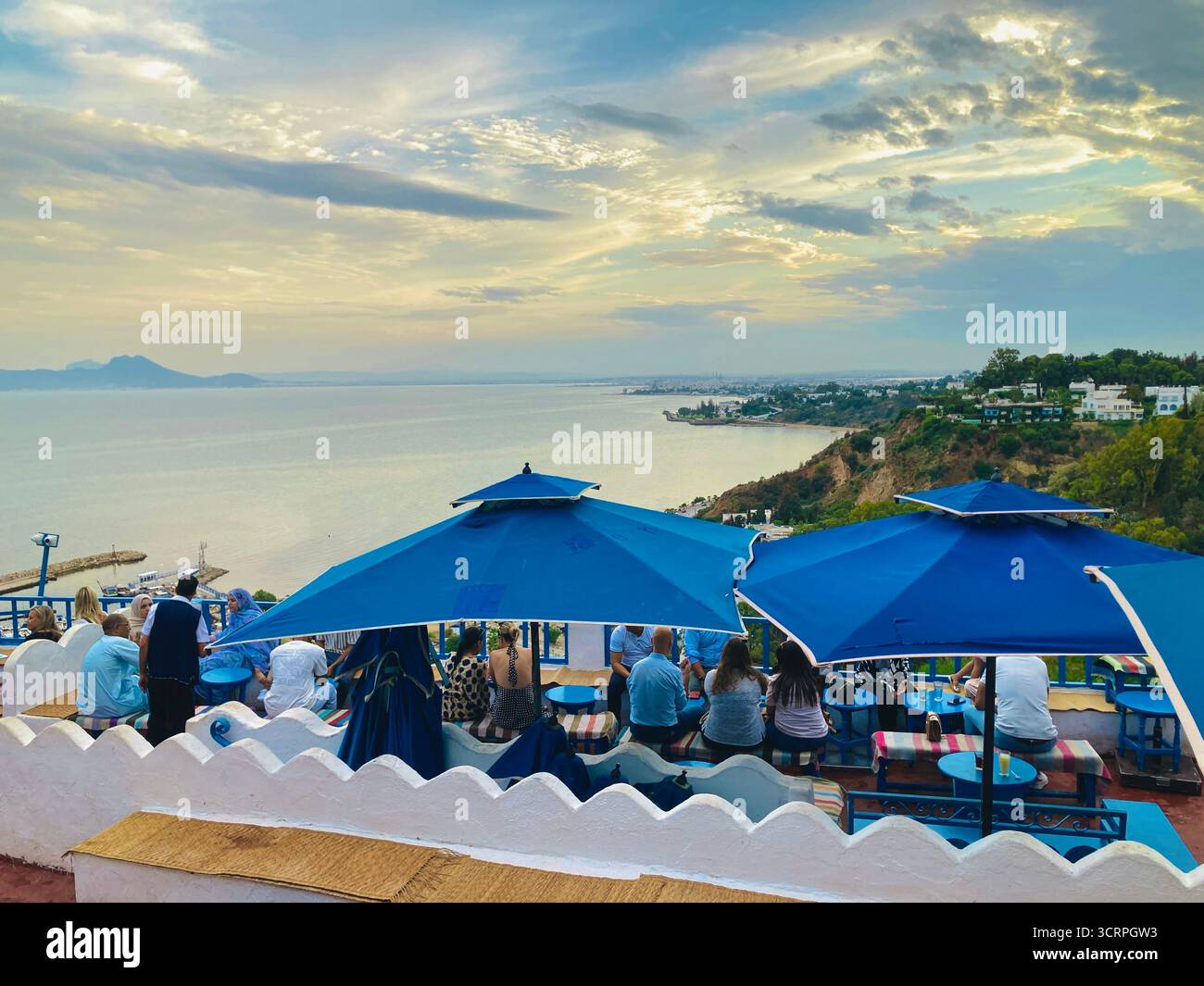 Malerischer Blick auf die Küste vom Café des Délices in Sidi Bou Said, Tunis, blaue Sonnenschirme und den Horizont des Meeres. Erfasst Am 23. September 2025 Stockfoto
