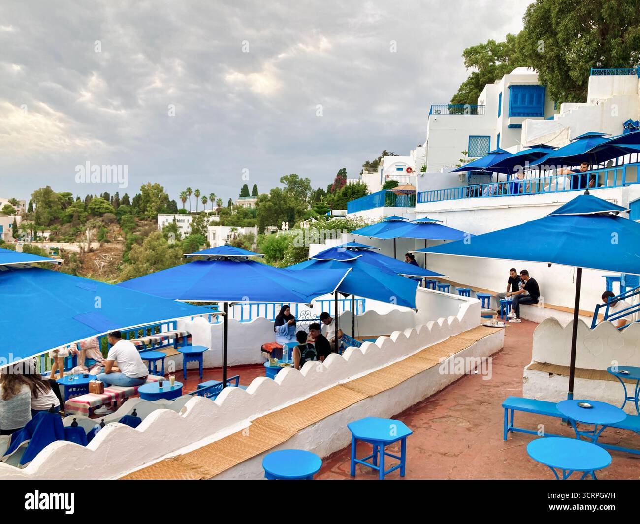 Malerischer Blick auf die Küste vom Café des Délices in Sidi Bou Said, Tunis, blaue Sonnenschirme und den Horizont des Meeres. Erfasst Am 23. September 2025 Stockfoto