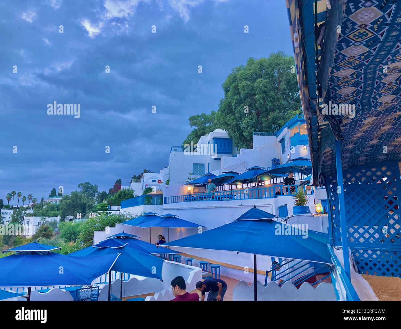 Malerischer Blick auf die Küste vom Café des Délices in Sidi Bou Said, Tunis, blaue Sonnenschirme und den Horizont des Meeres. Erfasst Am 23. September 2025 Stockfoto
