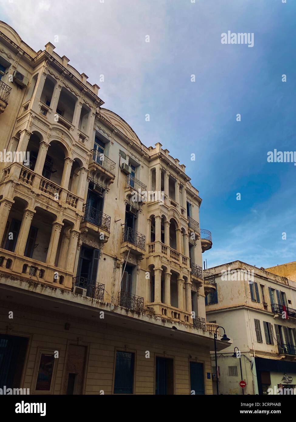 Reich verziertes Gebäude in Centre Ville, Tunis, Tunesien mit Kolonialbalkonen, Bogenfenstern und dekorativem Mauerwerk. Erfasst Am 24. September 2025. Stockfoto
