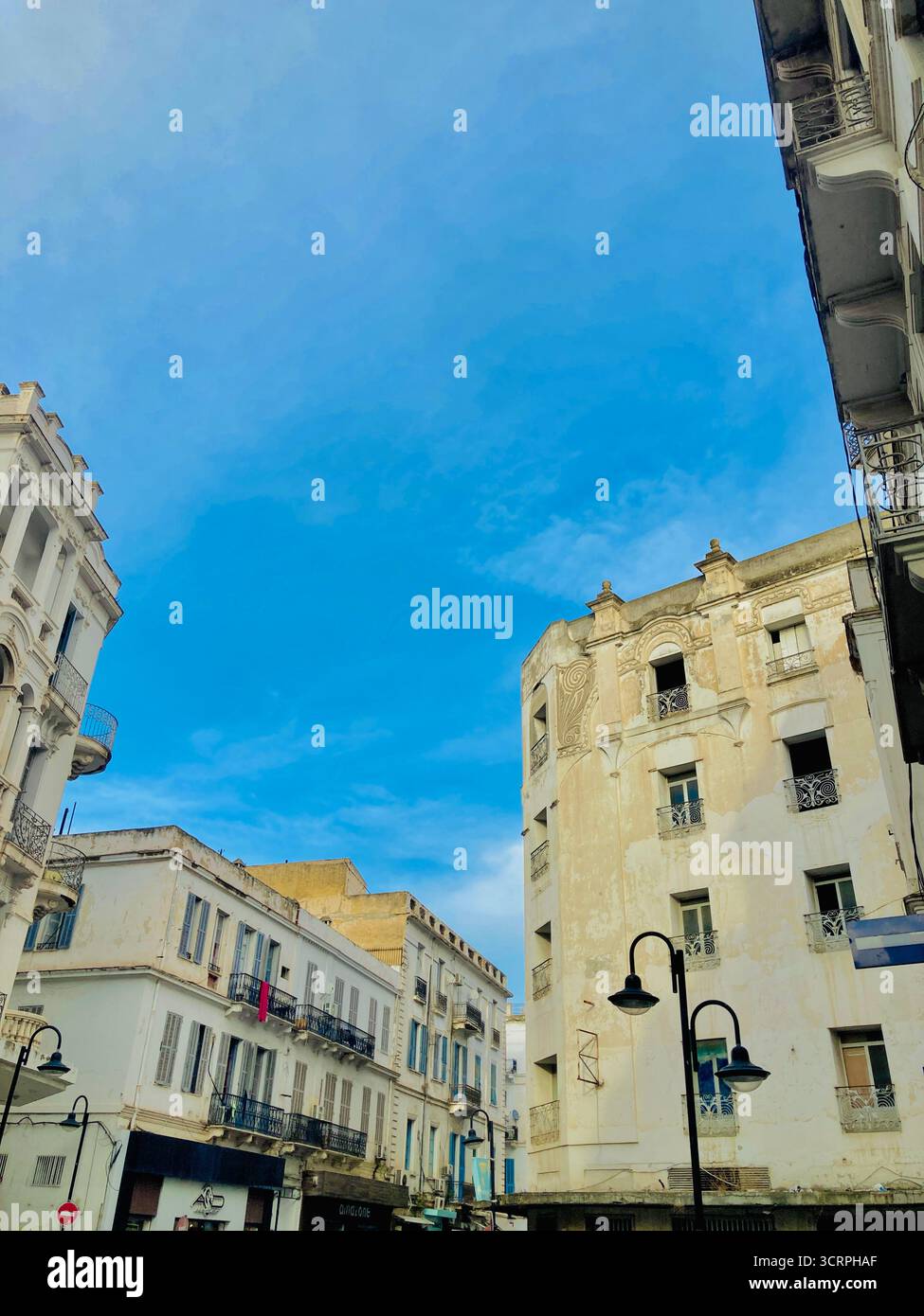 Reich verziertes Gebäude in Centre Ville, Tunis, Tunesien mit Kolonialbalkonen, Bogenfenstern und dekorativem Mauerwerk. Erfasst Am 24. September 2025. Stockfoto