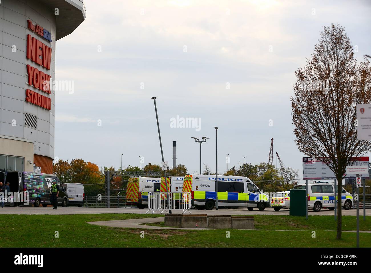 AESSEAL New York Stadium, Rotherham, England - 2. Oktober 2025 Polizeipräsenz - vor dem Spiel Rotherham United gegen Bradford City, Sky Bet League One, 2025/26, AESSEAL New York Stadium, Rotherham, England - 2. Oktober 2025 Credit: Arthur Haigh/WhiteRosePhotos/Alamy Live News Stockfoto