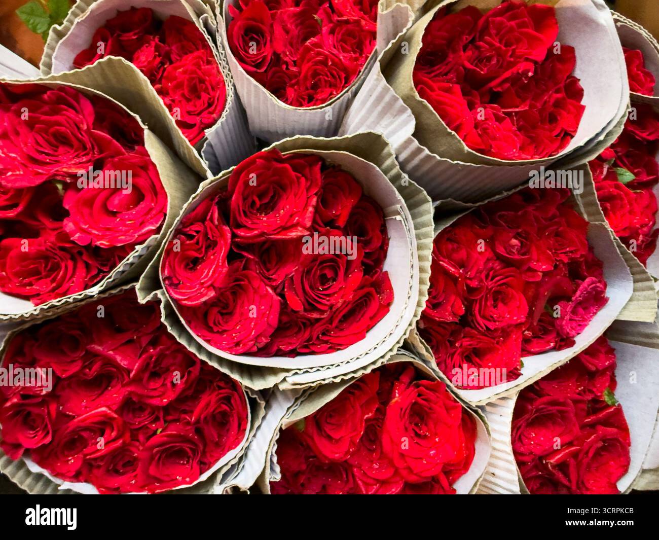Blumenstrau in Bambus Korb mit Sommer Natur grner Hintergrund  Stockfotografie - Alamy