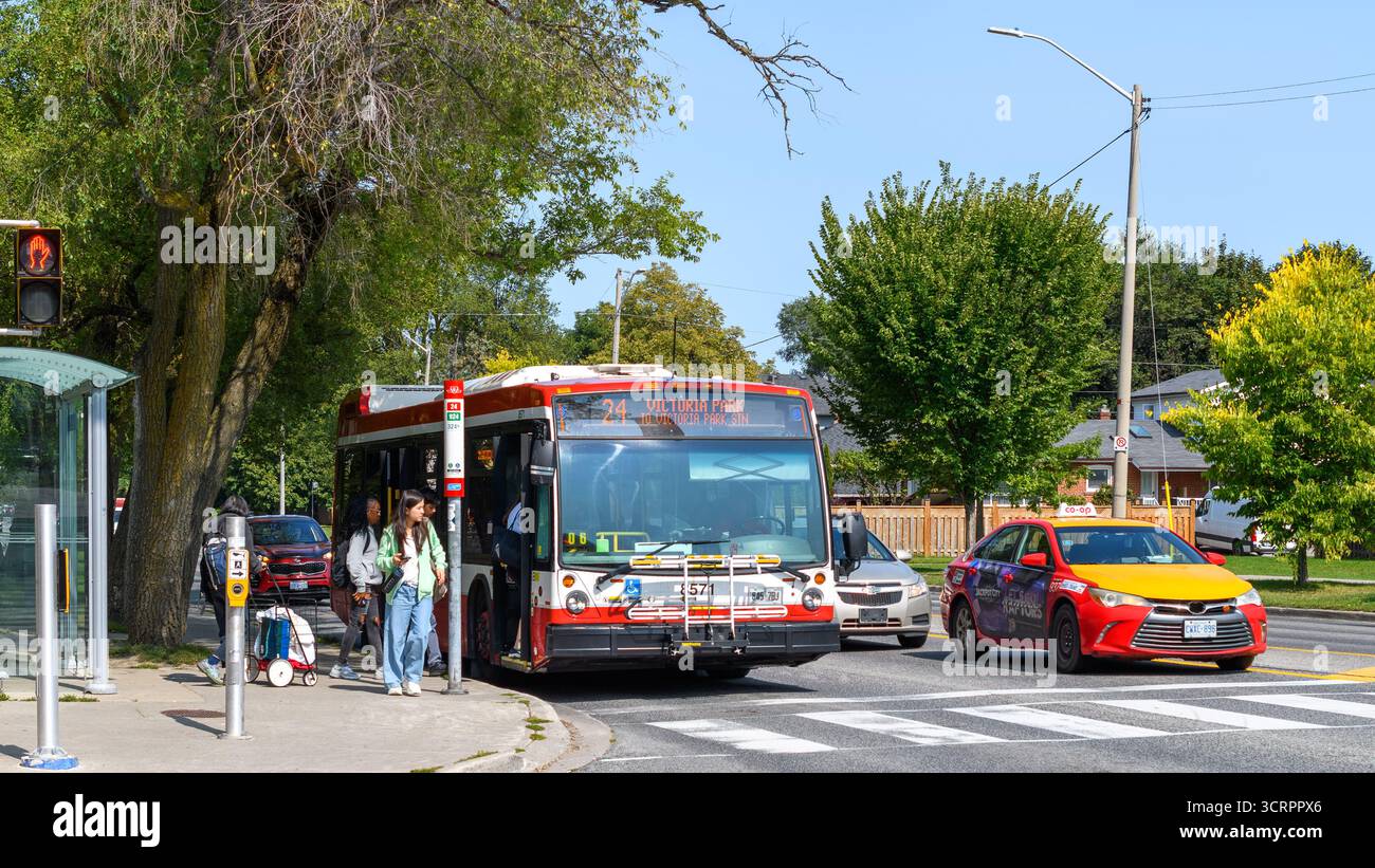 Leute, die in einen TTC-Bus in der Victoria Park Avenue steigen. Stockfoto