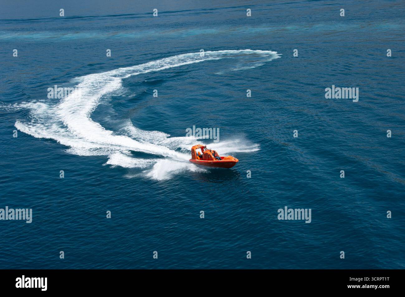 Rettungsbootbesatzung übt Notfallübung. Ionisches Meer vor der Küste Griechenlands Stockfoto