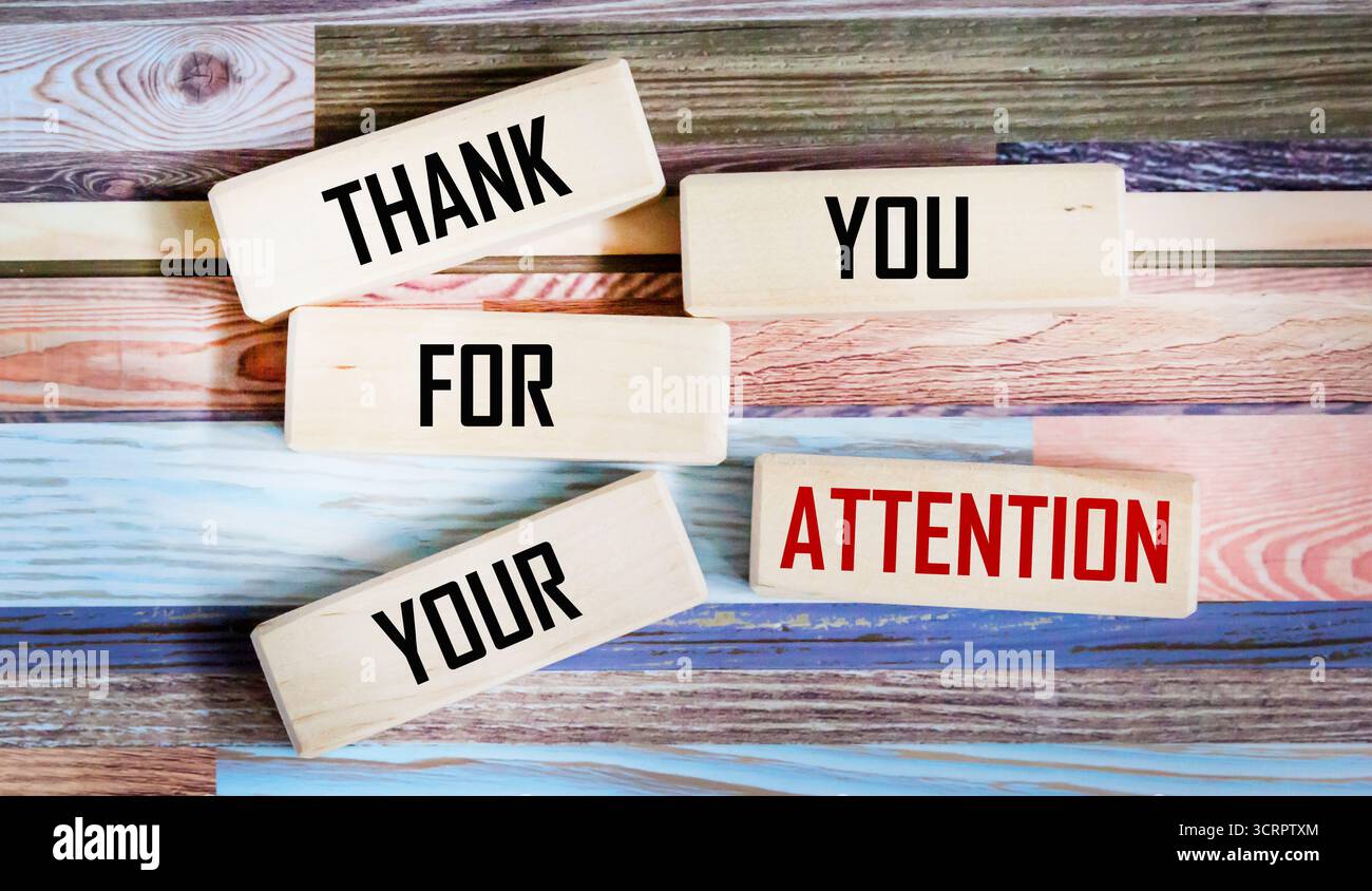 Achtung-Symbol. Holzblöcke mit Worten Vielen Dank für Ihre Aufmerksamkeit. Schöner weißer Hintergrund. Stockfoto