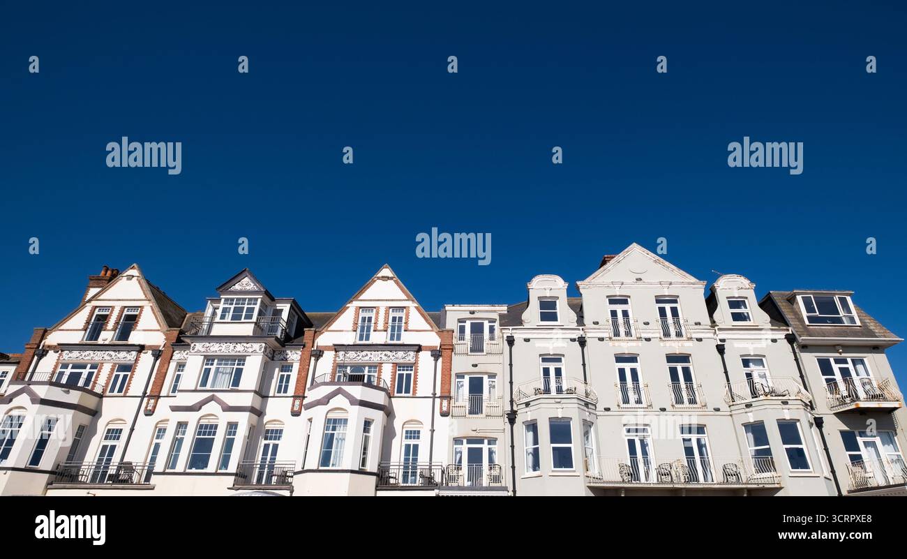Helle Herbstsonne macht die weiße Architektur von Hotels und Pensionen in Sidmouth an der Südküste von Devon, England, aus. Stockfoto