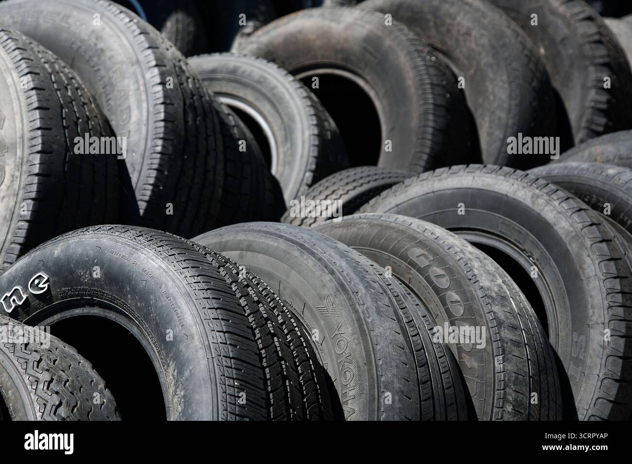 Reihen gebrauchter Reifen Stockfoto