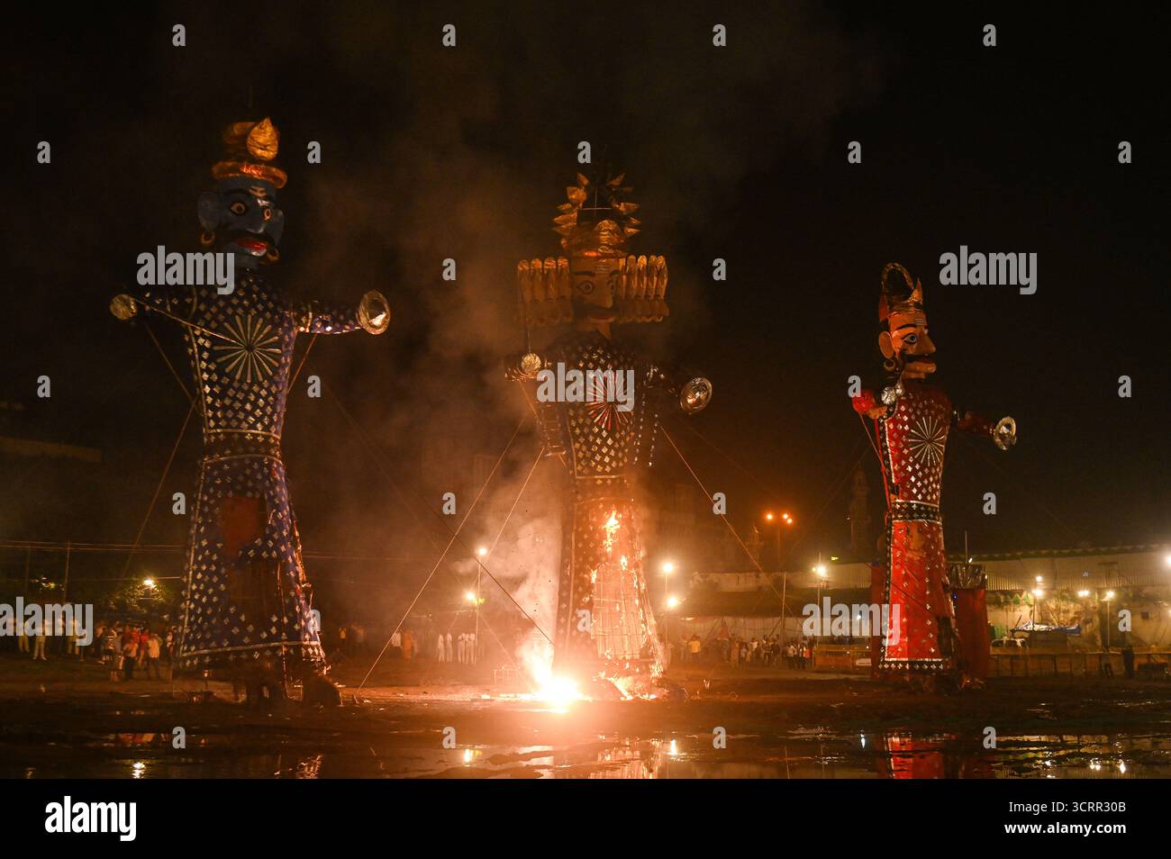 Delhi, Delhi, Indien. Oktober 2025. Die Menschen beobachten die Verbrennung des Bildnisses des Dämonenkönigs Ravana, einer bösen Figur von Ramayan, anlässlich des Dusshera- oder Vijaya-Dashami-Festivals in den alten Vierteln von Delhi, Indien am 2. Oktober 2025. (Kreditbild: © Kabir Jhangiani/ZUMA Press Wire) NUR REDAKTIONELLE VERWENDUNG! Nicht für kommerzielle ZWECKE! Stockfoto
