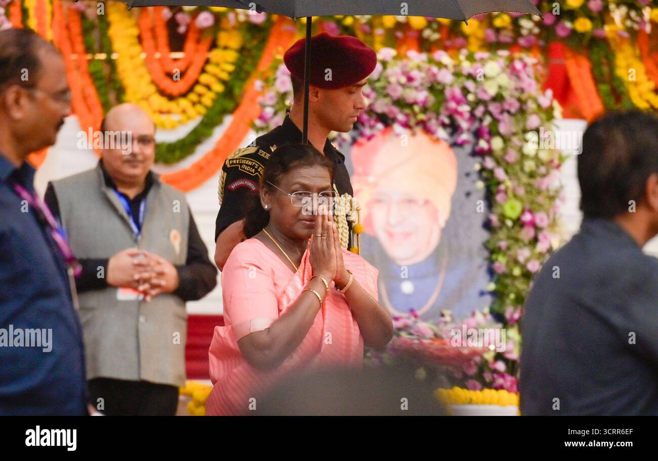 NEW DELHI, INDIEN - 2. OKTOBER: Präsident Droupadi Murmu nimmt am 2. Oktober 2025 in Neu-Delhi, Indien, an der Feier des Dussehra Vijayadashami-Festivals Teil, organisiert vom Shri Dharmik Leela Committee, Rotes Fort. Das Festival von Vijayadashmi oder Dussehra wird heute im ganzen Land gefeiert. Der Tag markiert auch den Höhepunkt von Navratri und Durga Puja. Das Festival wird gefeiert, um Lord Rams Sieg über Ravana zu gedenken, der den Triumph des Guten über das Böse markiert. Foto: Raj K Raj/Hindustan Times Präsident Droupadi Murmu nimmt an der Dussehra-Feier im Red Fort Teil Stockfoto