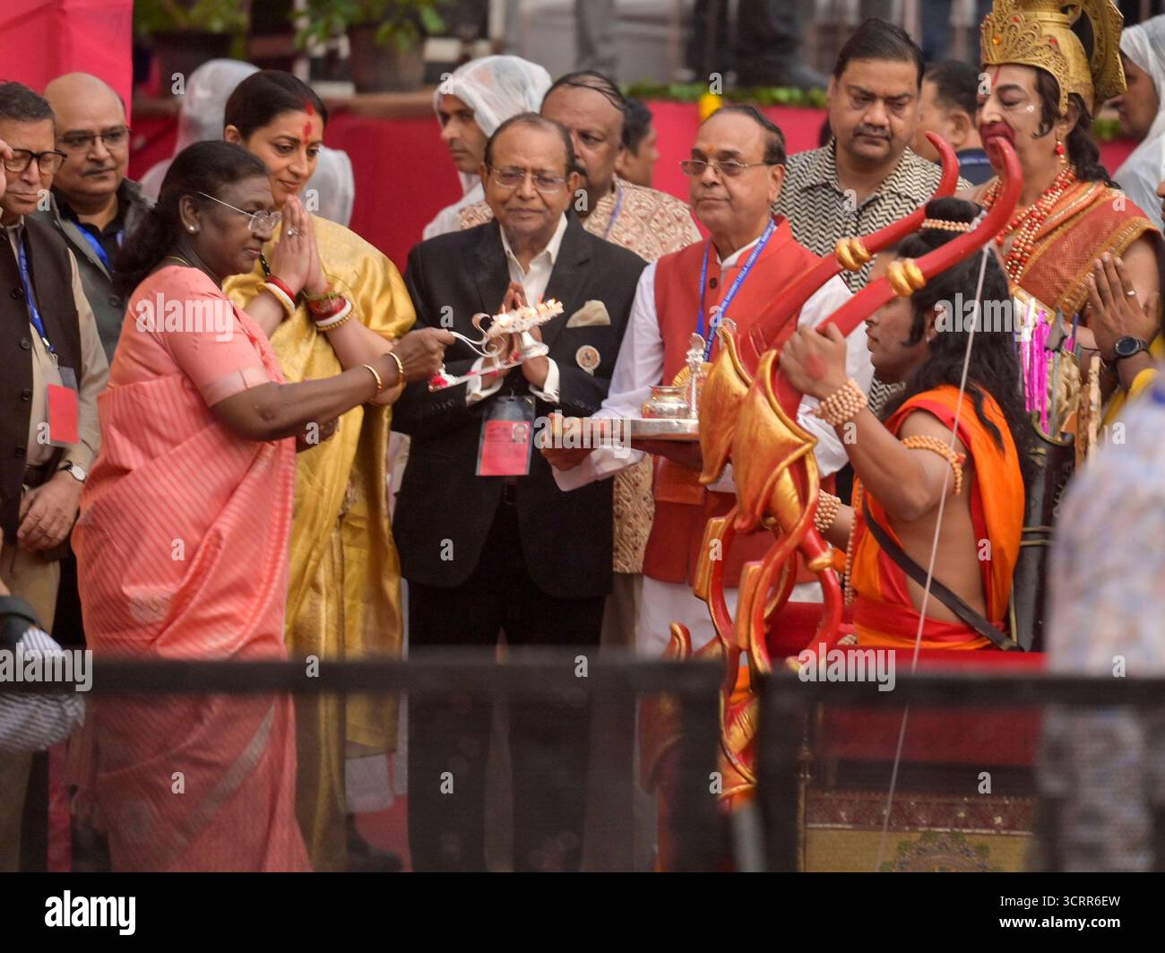 NEW DELHI, INDIEN - 2. OKTOBER: Präsident Droupadi Murmu macht aarti von Lord RAM und Sita, während sie an der Feier des Dussehra Vijayadashami Festivals teilnimmt, das vom Shri Dharmik Leela Komitee am 2. Oktober 2025 im Roten Fort in Neu-Delhi, Indien organisiert wurde. Das Festival von Vijayadashmi oder Dussehra wird heute im ganzen Land gefeiert. Der Tag markiert auch den Höhepunkt von Navratri und Durga Puja. Das Festival wird gefeiert, um Lord Rams Sieg über Ravana zu gedenken, der den Triumph des Guten über das Böse markiert. Foto: Raj K Raj/Hindustan Times Präsident Droupadi Murmu nimmt an Dussehra Celebrat Teil Stockfoto