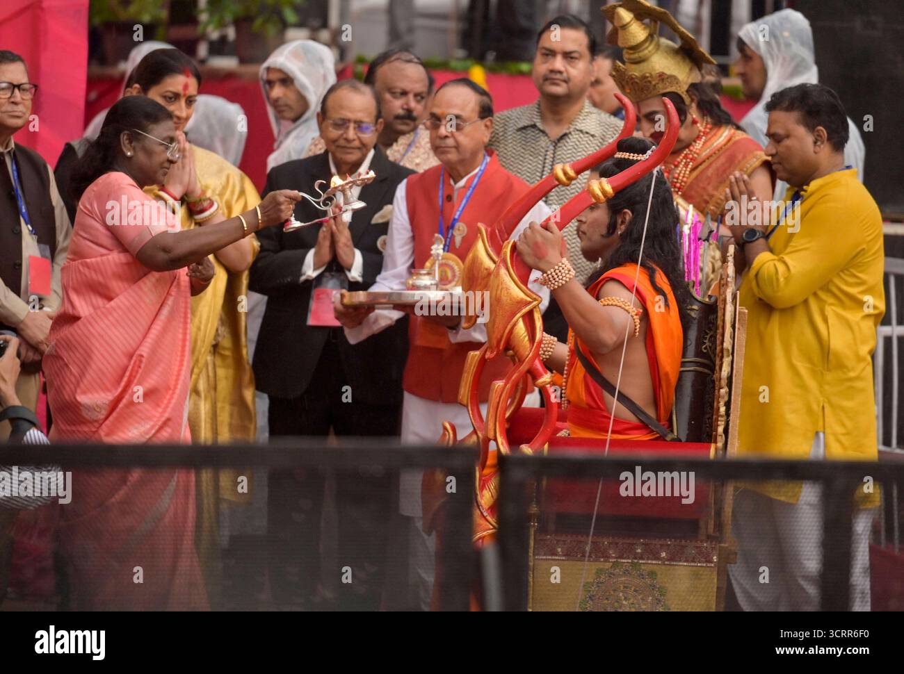 NEW DELHI, INDIEN - 2. OKTOBER: Präsident Droupadi Murmu macht aarti von Lord RAM und Sita, während sie an der Feier des Dussehra Vijayadashami Festivals teilnimmt, das vom Shri Dharmik Leela Komitee am 2. Oktober 2025 im Roten Fort in Neu-Delhi, Indien organisiert wurde. Das Festival von Vijayadashmi oder Dussehra wird heute im ganzen Land gefeiert. Der Tag markiert auch den Höhepunkt von Navratri und Durga Puja. Das Festival wird gefeiert, um Lord Rams Sieg über Ravana zu gedenken, der den Triumph des Guten über das Böse markiert. Foto: Raj K Raj/Hindustan Times Präsident Droupadi Murmu nimmt an Dussehra Celebrat Teil Stockfoto