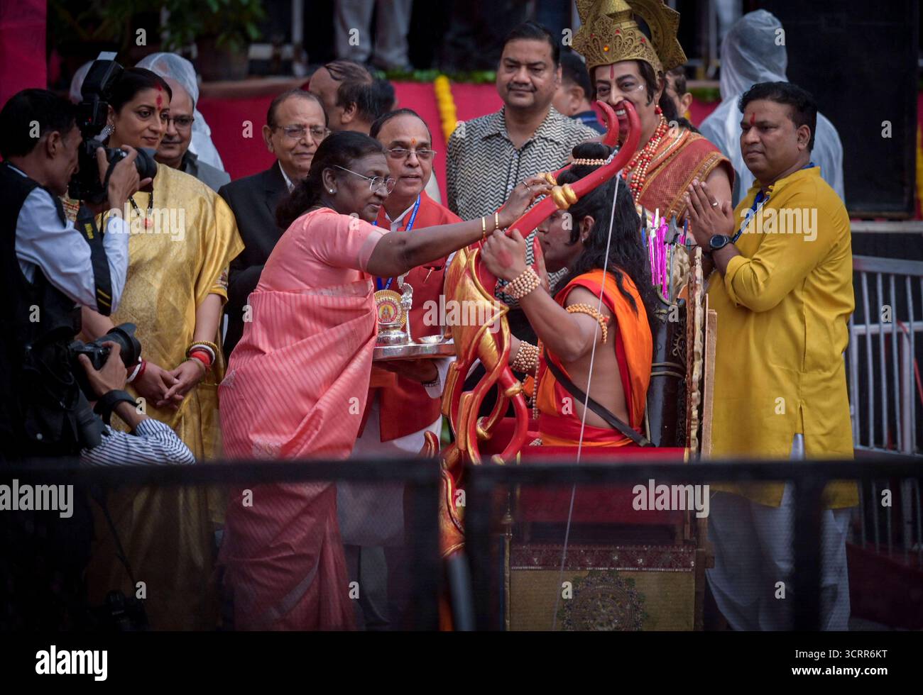 NEW DELHI, INDIEN - 2. OKTOBER: Präsident Droupadi Murmu betet während der Feier des Dussehra Vijayadashami Festivals, organisiert vom Shri Dharmik Leela Committee, Rotes Fort am 2. Oktober 2025 in Neu-Delhi, Indien. Das Festival von Vijayadashmi oder Dussehra wird heute im ganzen Land gefeiert. Der Tag markiert auch den Höhepunkt von Navratri und Durga Puja. Das Festival wird gefeiert, um Lord Rams Sieg über Ravana zu gedenken, der den Triumph des Guten über das Böse markiert. Foto: Raj K Raj/Hindustan Times Präsident Droupadi Murmu nimmt an der Dussehra-Feier im Red Fort Teil Stockfoto