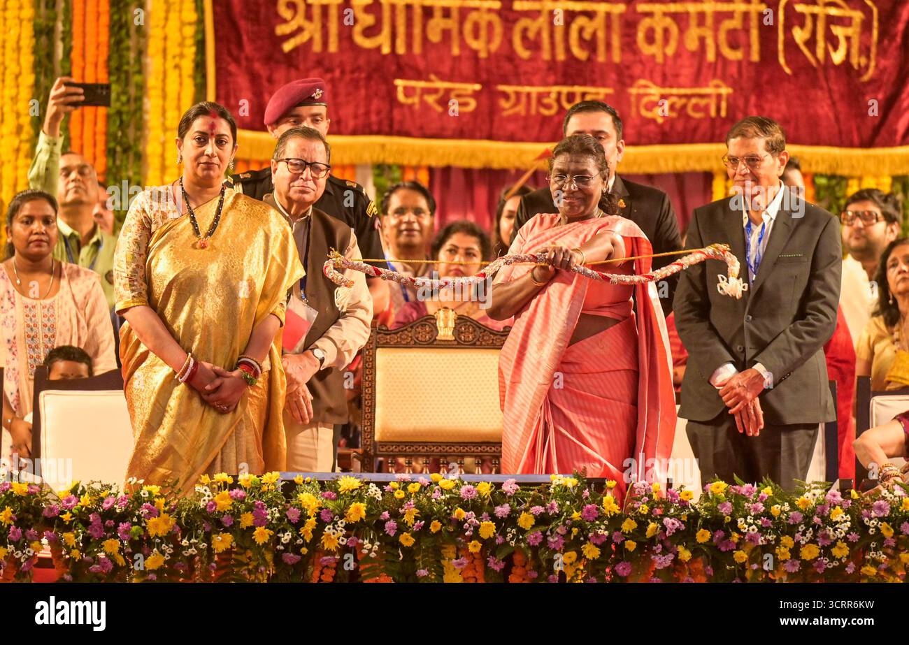 NEW DELHI, INDIEN - 2. OKTOBER: Präsident Droupadi Murmu hält während der Feier des Dussehra Vijayadashami Festivals, das vom Shri Dharmik Leela Komitee am 2. Oktober 2025 im Roten Fort in Neu-Delhi, Indien, organisiert wurde, eine feierliche Verbeugung und Pfeil. Das Festival von Vijayadashmi oder Dussehra wird heute im ganzen Land gefeiert. Der Tag markiert auch den Höhepunkt von Navratri und Durga Puja. Das Festival wird gefeiert, um Lord Rams Sieg über Ravana zu gedenken, der den Triumph des Guten über das Böse markiert. Foto: Raj K Raj/Hindustan Times Präsident Droupadi Murmu nimmt an Dussehra Celebration im R Teil Stockfoto