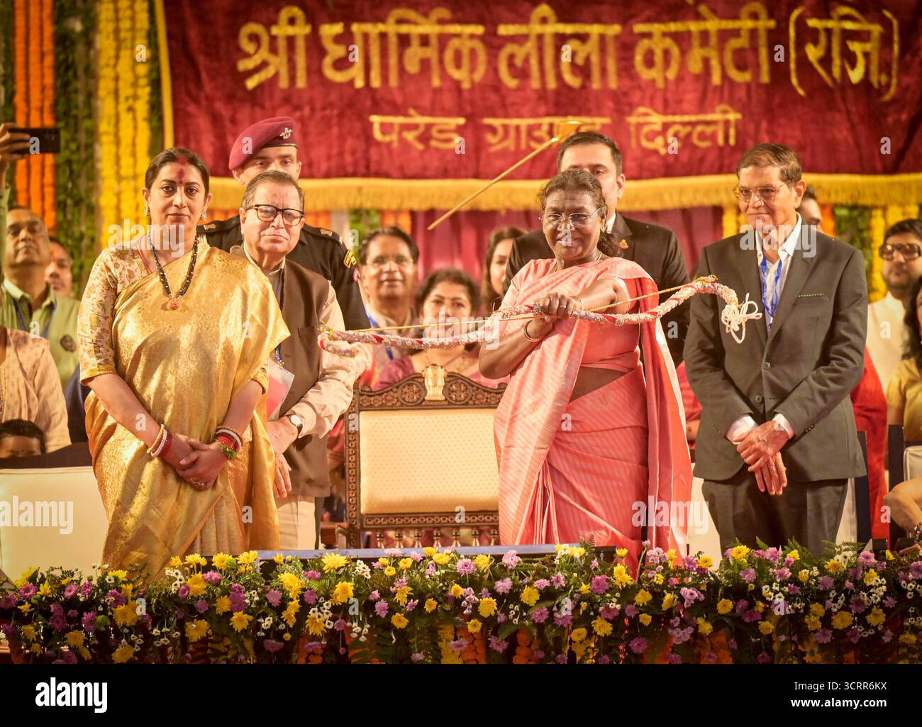 NEW DELHI, INDIEN - 2. OKTOBER: Präsident Droupadi Murmu hält während der Feier des Dussehra Vijayadashami Festivals, das vom Shri Dharmik Leela Komitee am 2. Oktober 2025 im Roten Fort in Neu-Delhi, Indien, organisiert wurde, eine feierliche Verbeugung und Pfeil. Das Festival von Vijayadashmi oder Dussehra wird heute im ganzen Land gefeiert. Der Tag markiert auch den Höhepunkt von Navratri und Durga Puja. Das Festival wird gefeiert, um Lord Rams Sieg über Ravana zu gedenken, der den Triumph des Guten über das Böse markiert. Foto: Raj K Raj/Hindustan Times Präsident Droupadi Murmu nimmt an Dussehra Celebration im R Teil Stockfoto