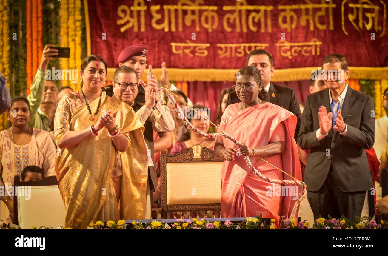 NEW DELHI, INDIEN - 2. OKTOBER: Präsident Droupadi Murmu hält während der Feier des Dussehra Vijayadashami Festivals, das vom Shri Dharmik Leela Komitee am 2. Oktober 2025 im Roten Fort in Neu-Delhi, Indien, organisiert wurde, eine feierliche Verbeugung und Pfeil. Das Festival von Vijayadashmi oder Dussehra wird heute im ganzen Land gefeiert. Der Tag markiert auch den Höhepunkt von Navratri und Durga Puja. Das Festival wird gefeiert, um Lord Rams Sieg über Ravana zu gedenken, der den Triumph des Guten über das Böse markiert. Foto: Raj K Raj/Hindustan Times Präsident Droupadi Murmu nimmt an Dussehra Celebration im R Teil Stockfoto