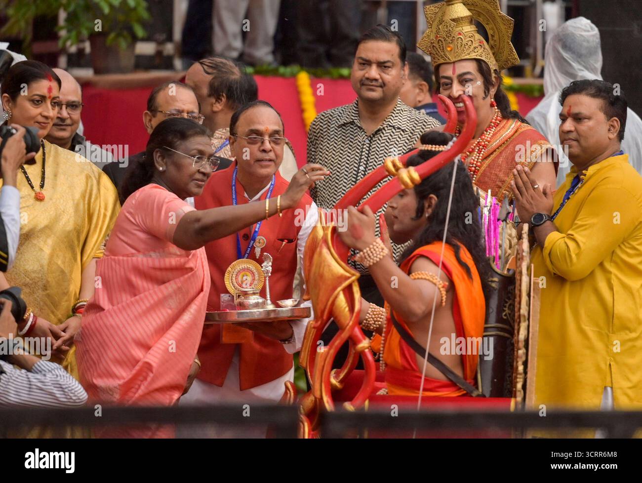 NEW DELHI, INDIEN - 2. OKTOBER: Präsident Droupadi Murmu macht aarti von Lord RAM und Sita, während sie an der Feier des Dussehra Vijayadashami Festivals teilnimmt, das vom Shri Dharmik Leela Komitee am 2. Oktober 2025 im Roten Fort in Neu-Delhi, Indien organisiert wurde. Das Festival von Vijayadashmi oder Dussehra wird heute im ganzen Land gefeiert. Der Tag markiert auch den Höhepunkt von Navratri und Durga Puja. Das Festival wird gefeiert, um Lord Rams Sieg über Ravana zu gedenken, der den Triumph des Guten über das Böse markiert. Foto: Raj K Raj/Hindustan Times Präsident Droupadi Murmu nimmt an Dussehra Celebrat Teil Stockfoto