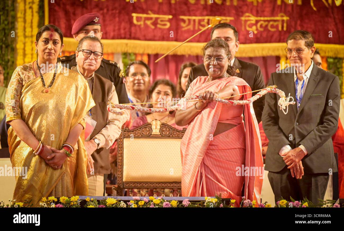 NEW DELHI, INDIEN - 2. OKTOBER: Präsident Droupadi Murmu hält während der Feier des Dussehra Vijayadashami Festivals, das vom Shri Dharmik Leela Komitee am 2. Oktober 2025 im Roten Fort in Neu-Delhi, Indien, organisiert wurde, eine feierliche Verbeugung und Pfeil. Das Festival von Vijayadashmi oder Dussehra wird heute im ganzen Land gefeiert. Der Tag markiert auch den Höhepunkt von Navratri und Durga Puja. Das Festival wird gefeiert, um Lord Rams Sieg über Ravana zu gedenken, der den Triumph des Guten über das Böse markiert. Foto: Raj K Raj/Hindustan Times Präsident Droupadi Murmu nimmt an Dussehra Celebration im R Teil Stockfoto