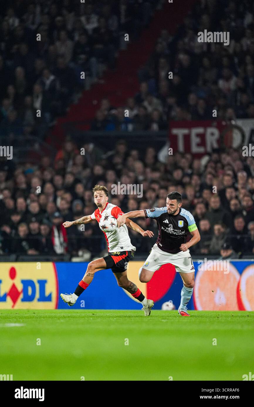 Rotterdam, Niederlande. Oktober 2025. Rotterdam: Luciano Valente aus Feyenoord, John McGinn aus Aston Villa während des zweiten Spiels der UEFA Europa League 2025/2026. Das Spiel findet am 2. Oktober 2025 im Stadion Feijenoord de Kuip in Rotterdam statt. Credit: Box to Box Pictures/Alamy Live News Stockfoto