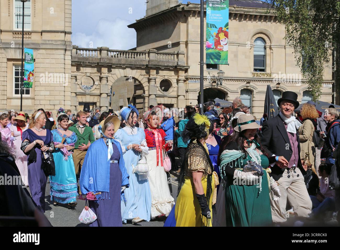 Grand Regency Kostümierte Promenade, Orange Grove, Jane Austen Festival 2025, Bath, Somerset, England, Großbritannien, Großbritannien, Europa Stockfoto