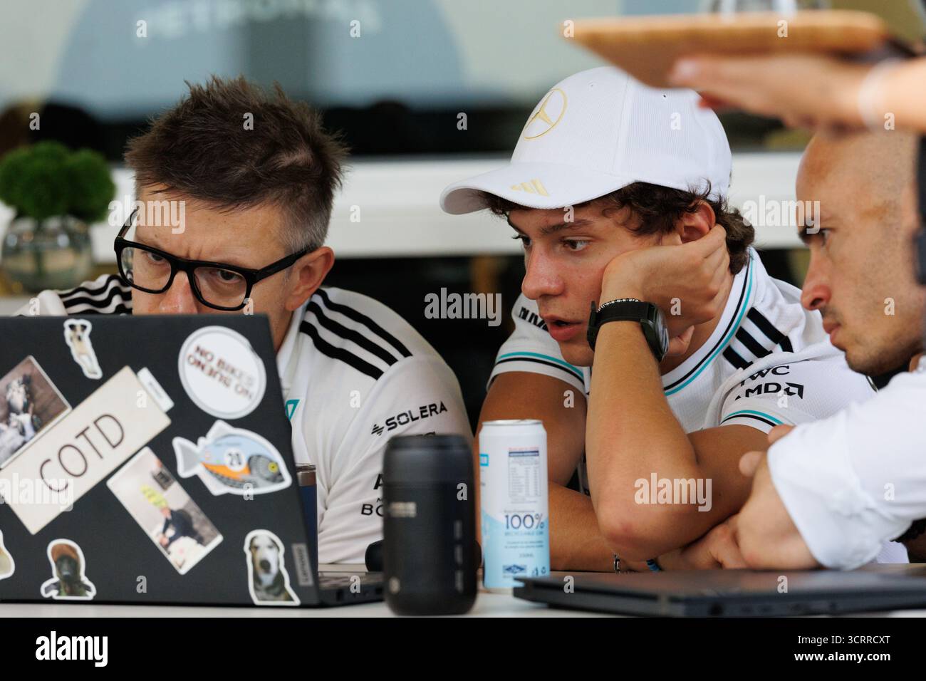 Singapur, Singapur. Oktober 2025. Andrea Kimi Antonelli aus Italien und das Mercedes-AMG PETRONAS Formula One Team (C) mit Teamingenieur Peter Bonnington (L) im Fahrerlager vor dem F1 Grand Prix von Singapur auf dem Marina Bay Street Circuit. Quelle: SOPA Images Limited/Alamy Live News Stockfoto