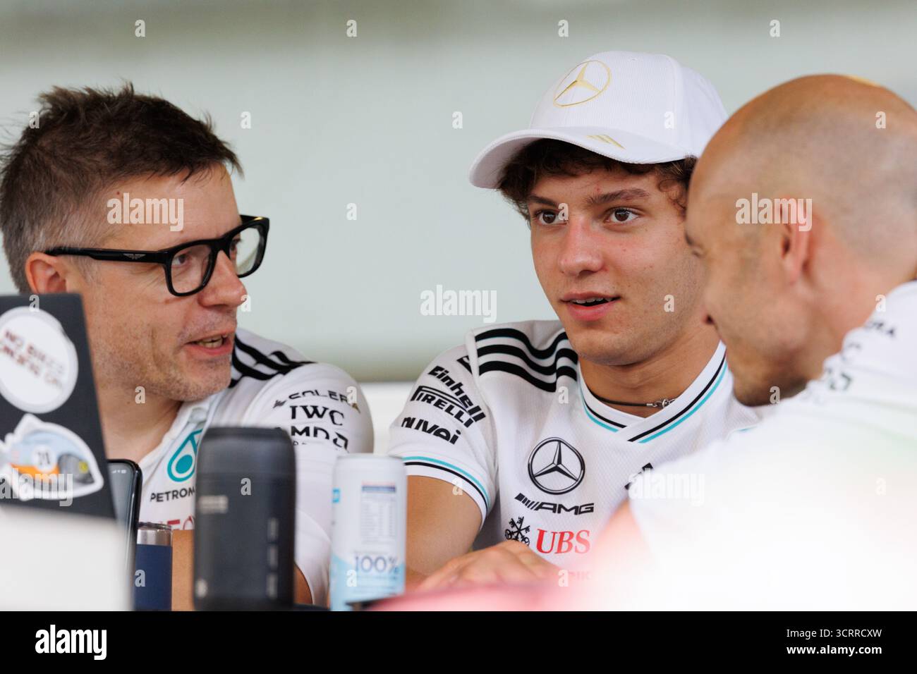 Singapur, Singapur. Oktober 2025. Andrea Kimi Antonelli (Italien) und das Mercedes-AMG PETRONAS Formula One Team (C) sehen sich die Daten mit Teamingenieur Peter Bonnington (L) im Fahrerlager vor dem F1 Grand Prix von Singapur auf dem Marina Bay Street Circuit an. Quelle: SOPA Images Limited/Alamy Live News Stockfoto