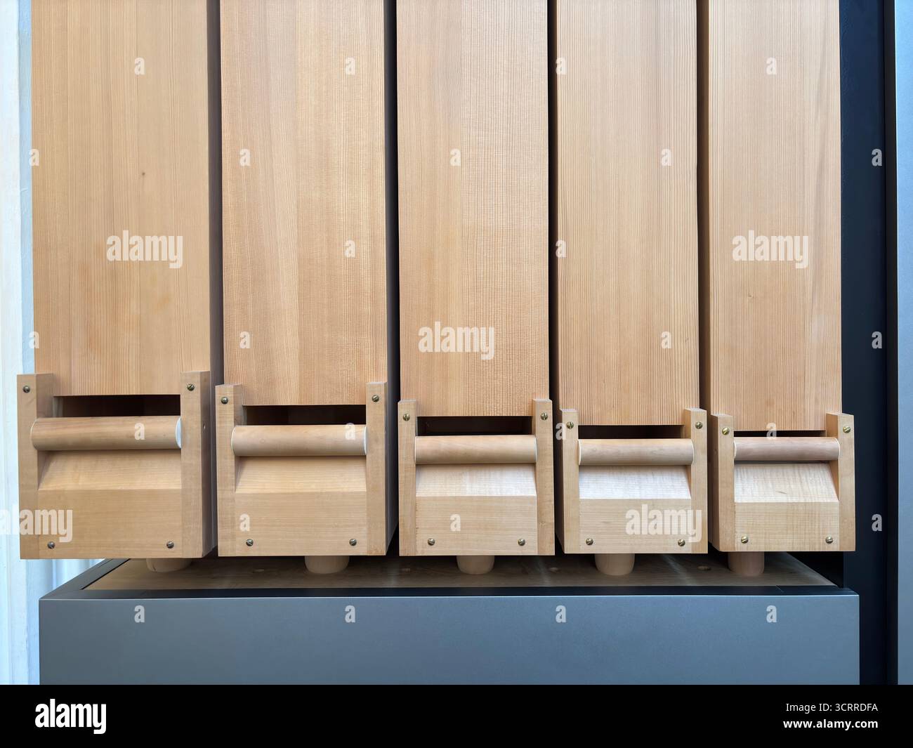 Moderne hölzerne Pfeifenorgel in einer schwedischen Kirche Stockfoto