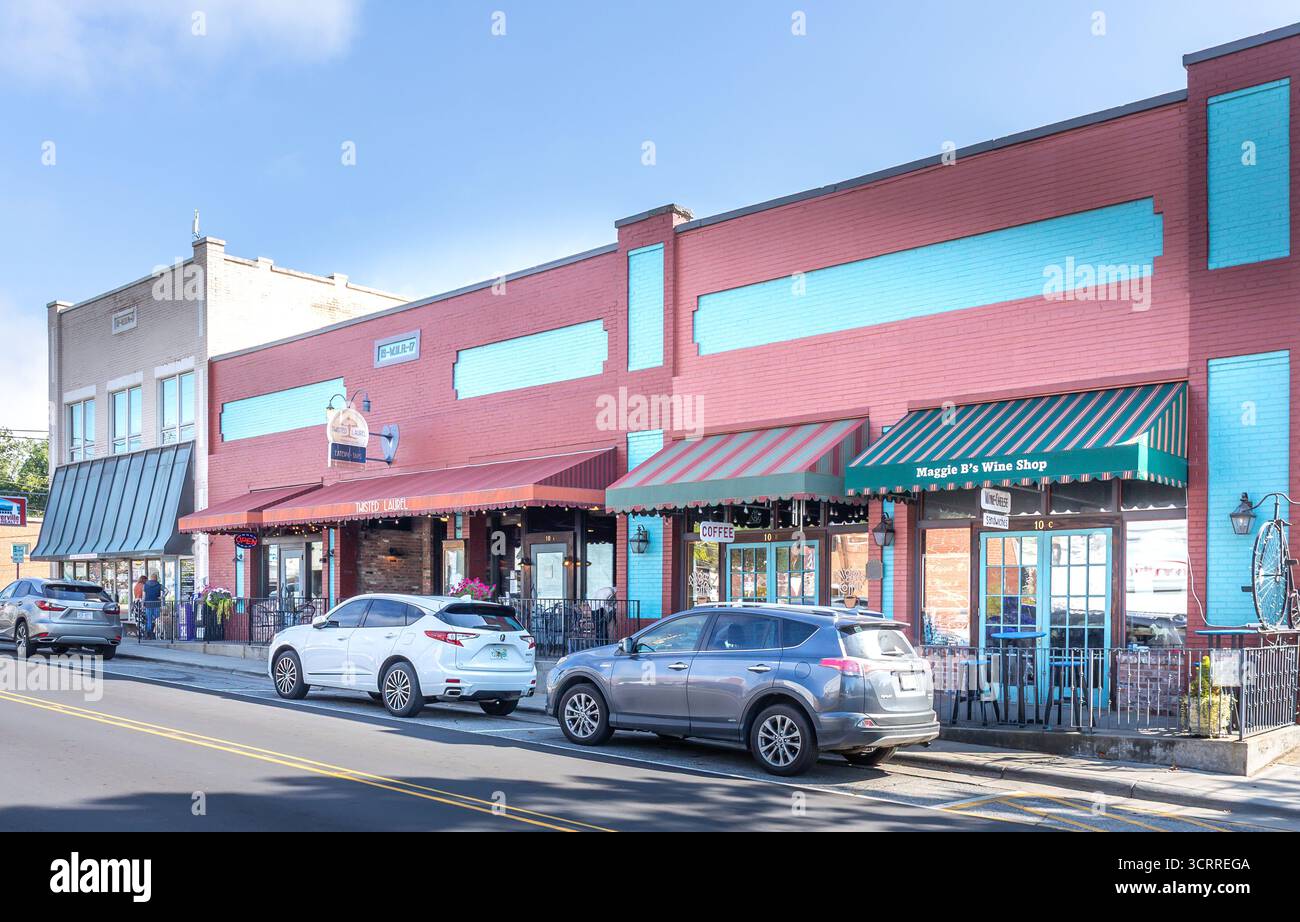 Weaverville, North Carolina, USA-28.9.2025: Gebäude in der Innenstadt, darunter Maggie B's Wine Shop, Twisted Laurel und Weaverville Realty. Stockfoto