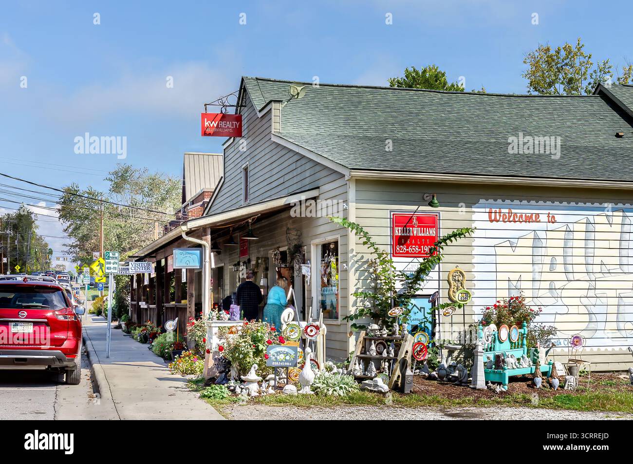 Weaverville, North Carolina, USA-28.9.2025: Nahaufnahme, diagonaler Blick auf das Keller Williams-Gebäude, mit Tessa's Shop um die Ecke, Stockfoto