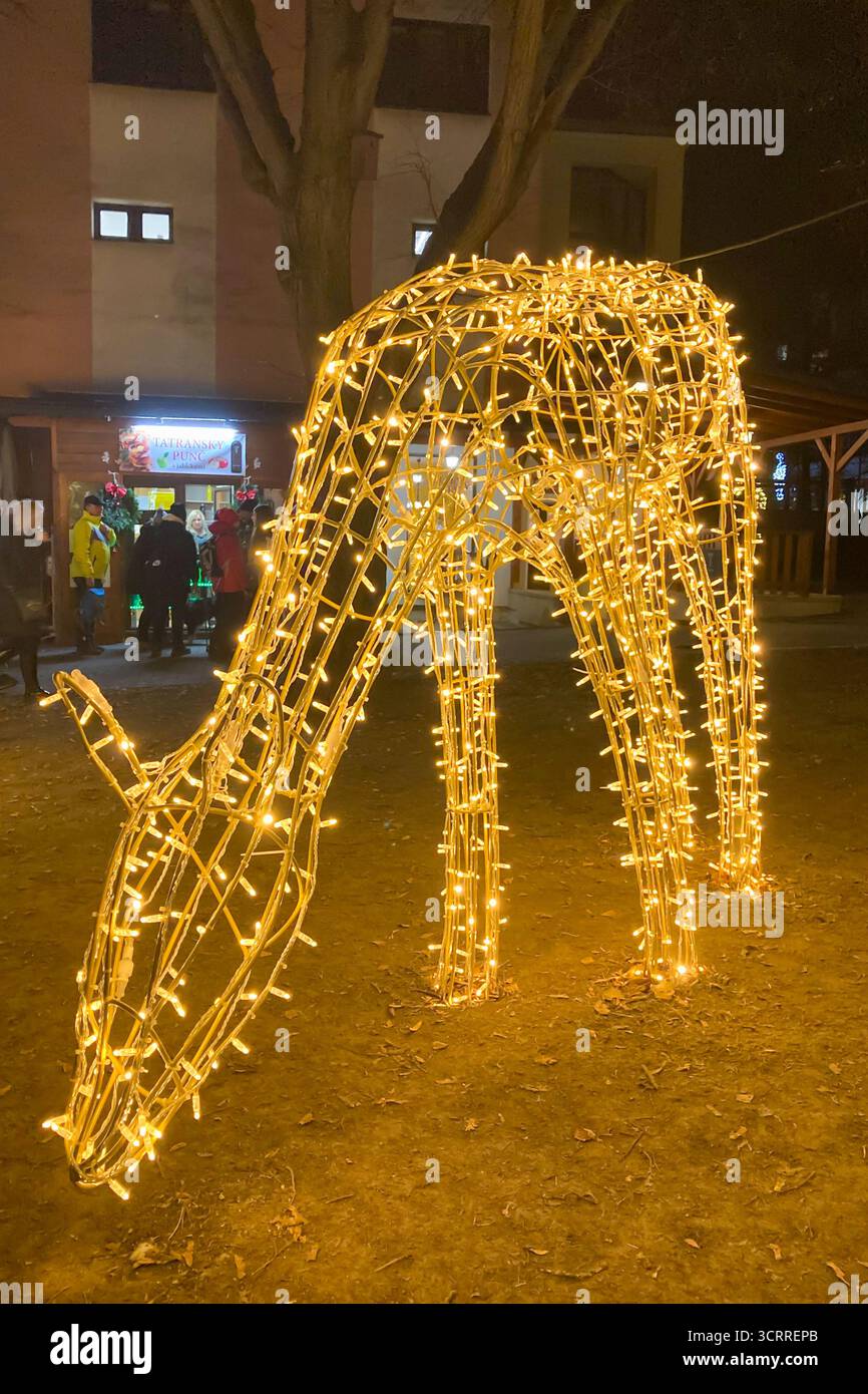 SLOWAKEI, POPRAD - 29. DEZEMBER 2024: Das Stadtzentrum von Poprad strahlt in einer magischen Weihnachtsatmosphäre mit festlichen Lichtern, geschmückten Bäumen, Stockfoto