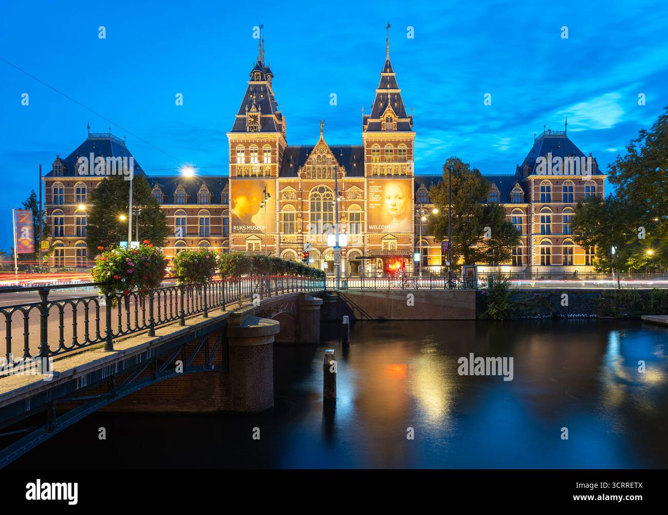 Amsterdam, Niederlande, 02.10.2025, das Rijksmuseum am Abend, das Nationalmuseum der Niederlande in Amsterdam Stockfoto