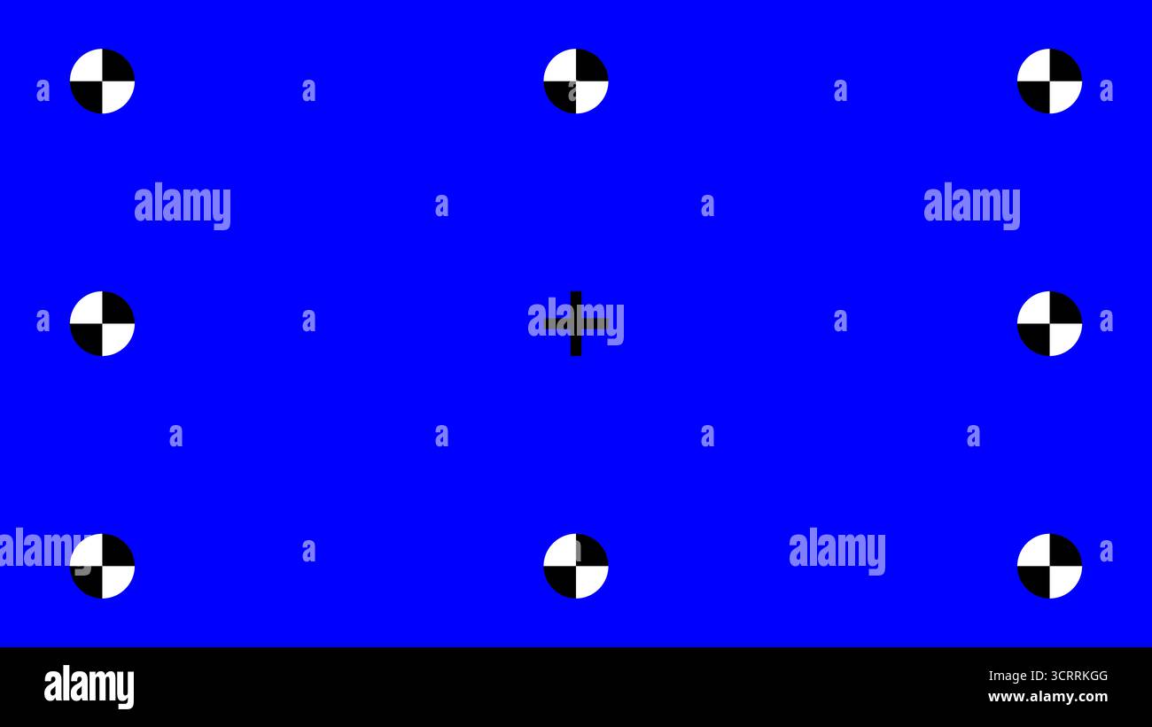 Chroma Key PURE Blue 0000FF Bildschirm mit fünf Markierungen einschließlich eines zentralen Trackingkreuzes, für visuelle Effekte, Compositing und akkurates digitales Bild Stockfoto