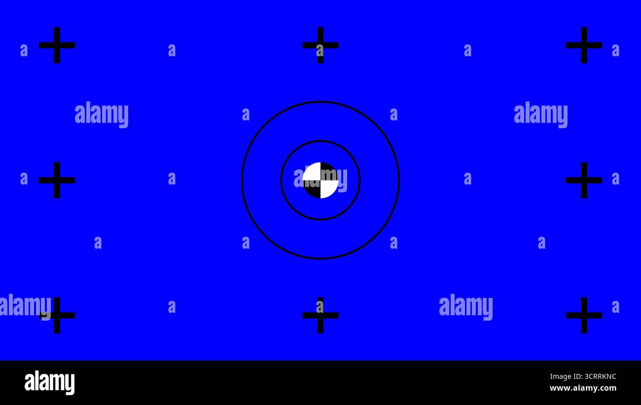 Chroma-Schlüsselhintergrund mit schwarzen Kreuzmarkierungen und konzentrischem Kreis um den zentralen Marker, verwendet für eine präzise VFX-Bewegungsverfolgung in Film- und Videoaufnahmen Stockfoto