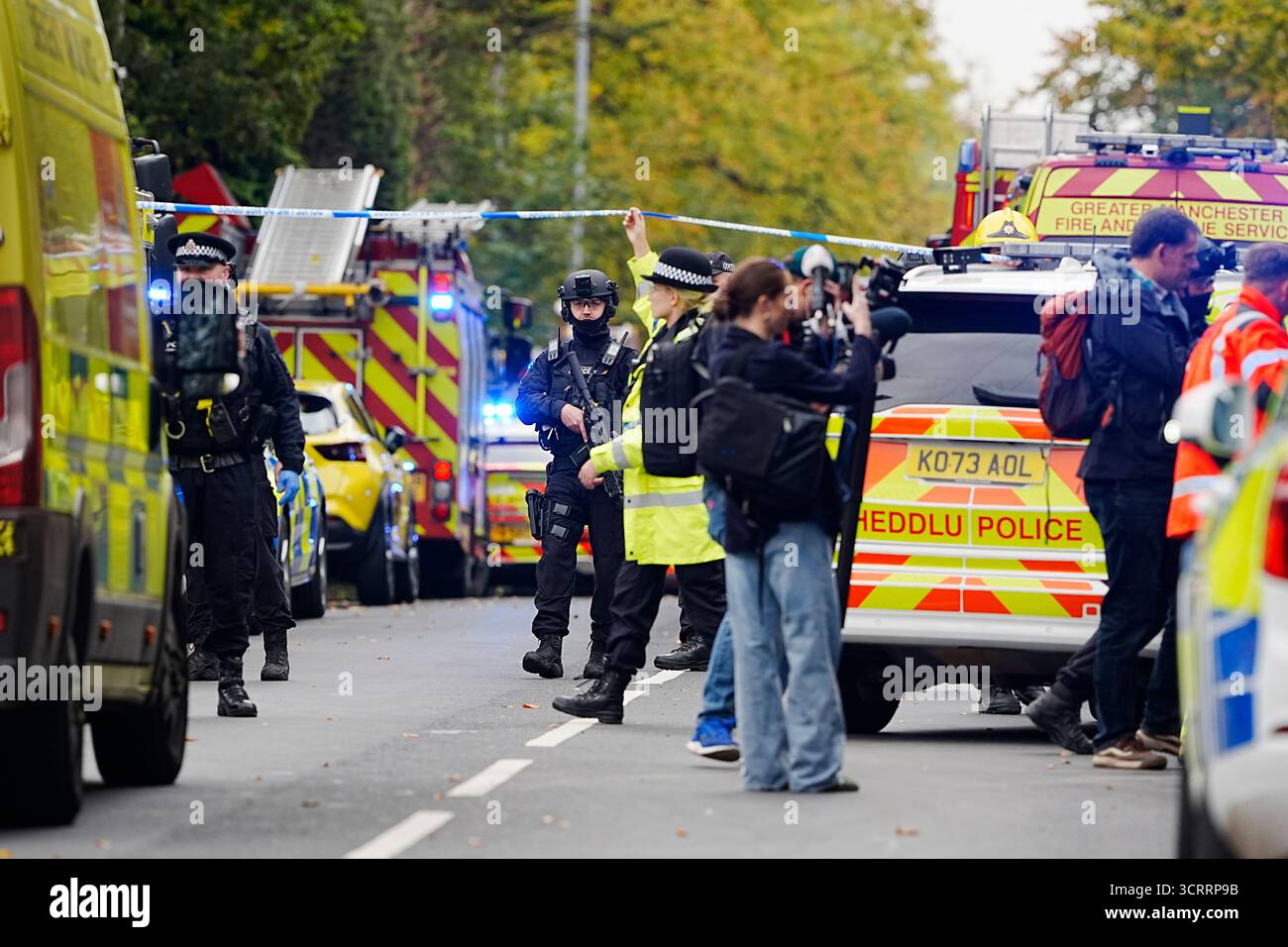 (251002) -- MANCHESTER (BRITAIN), 2. Oktober 2025 (Xinhua) -- Polizeibeamte und Rettungsdienste sind am Tatort der Heaton Park Hebrew Congregation Synagoge in Manchester, Großbritannien, 2. Oktober 2025 abgebildet. Die Polizei bestätigte am Donnerstagnachmittag, dass der Angriff vor der Heaton Park Hebrew Congregation Synagoge auf der Middleton Road in Crumpsall, Manchester, als Terroranschlag erklärt wurde. (Xinhua) Stockfoto