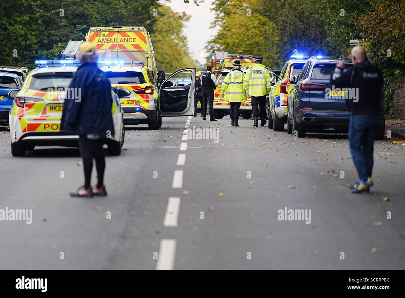 (251002) -- MANCHESTER (BRITAIN), 2. Oktober 2025 (Xinhua) -- Polizeibeamte und Rettungsdienste sind am Tatort der Heaton Park Hebrew Congregation Synagoge in Manchester, Großbritannien, 2. Oktober 2025 abgebildet. Die Polizei bestätigte am Donnerstagnachmittag, dass der Angriff vor der Heaton Park Hebrew Congregation Synagoge auf der Middleton Road in Crumpsall, Manchester, als Terroranschlag erklärt wurde. (Xinhua) Stockfoto