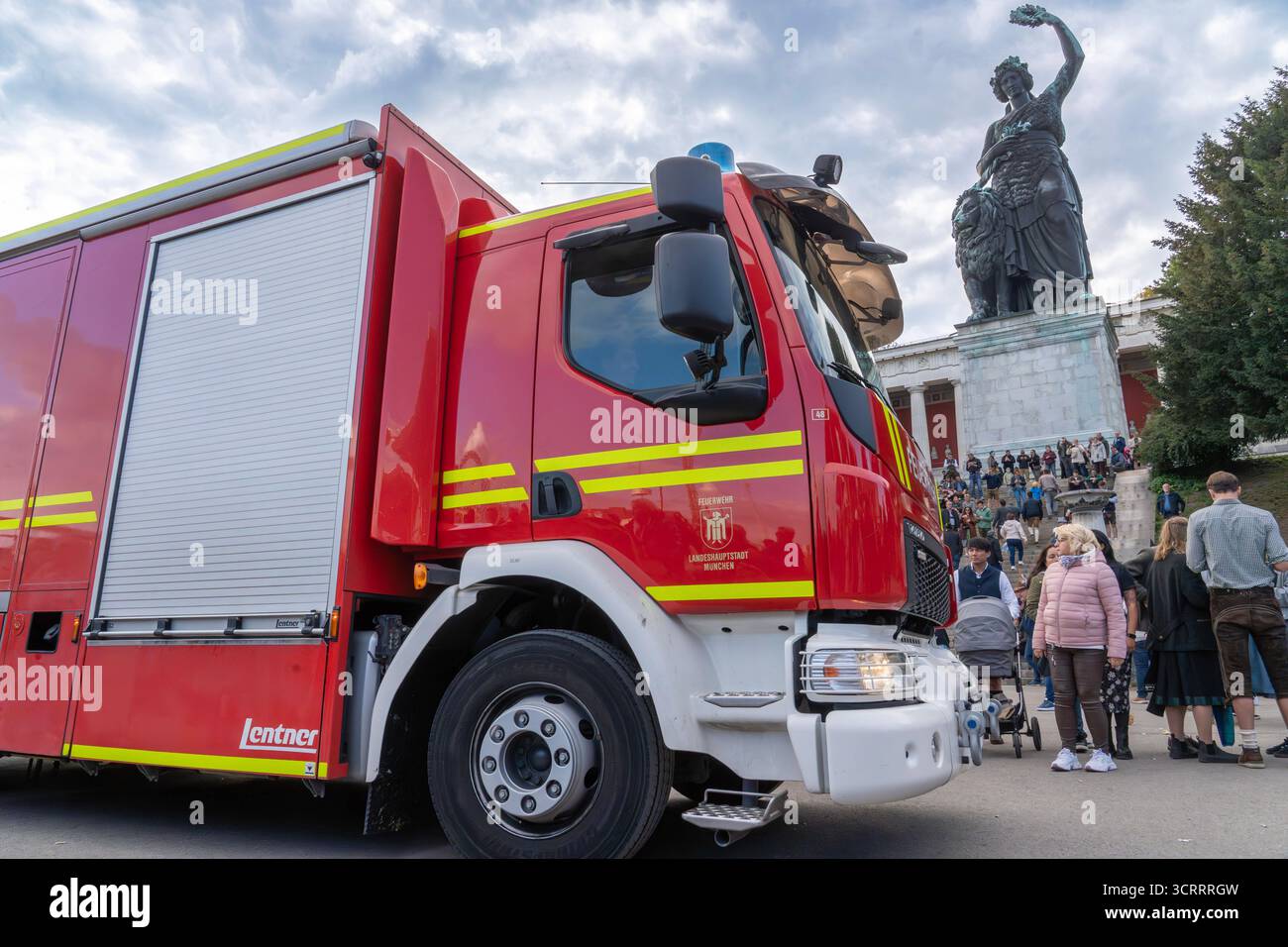 Feuerwehrfahrzeug auf dem Oktoberfest, unterhalb der Bavaria, Berufsfeuerwehr München, Oktober 2025 Deutschland, München, Oktober 2025, Feuerwehrfahrzeug auf dem Oktoberfest, unterhalb der Bavaria, Wiesn, bayerisch, Volksfest, Bayern, *** Feuerwehrauto auf dem Oktoberfest, unterhalb der Bayern, Feuerwehr München, Oktober 2025 Deutschland, München, Oktober 2025, Feuerwehrauto auf dem Oktoberfest, unterhalb der Bayern, Wiesn, Bayerisches Volksfest, Bayern, Stockfoto