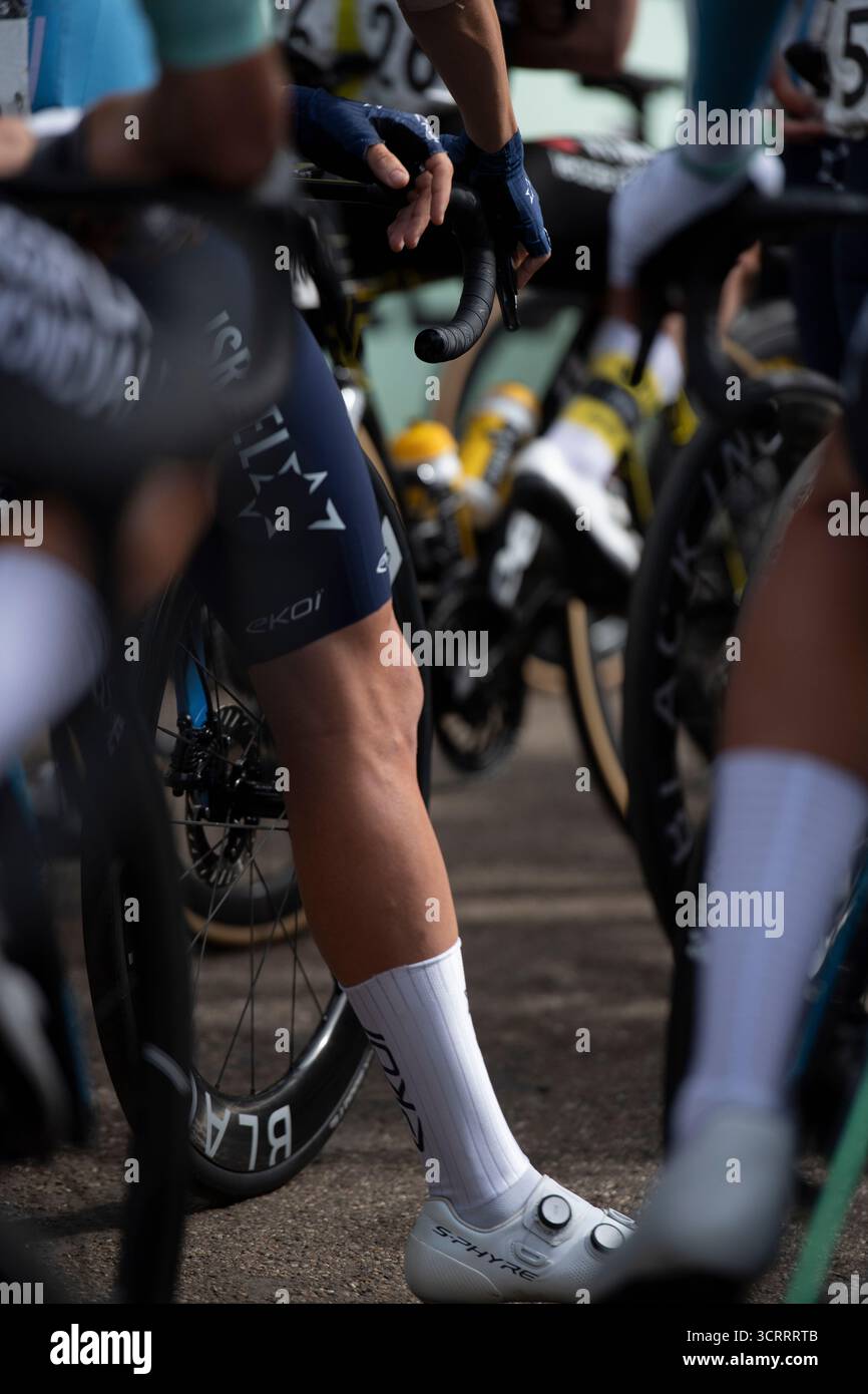 21. Tour of Britain 2025 - Stage 5 PONTYPOOL , WALES - SEPTEMBER 06: Detaillierte Aufnahmen von Radfahrern zu Beginn der 5. Etappe Stockfoto