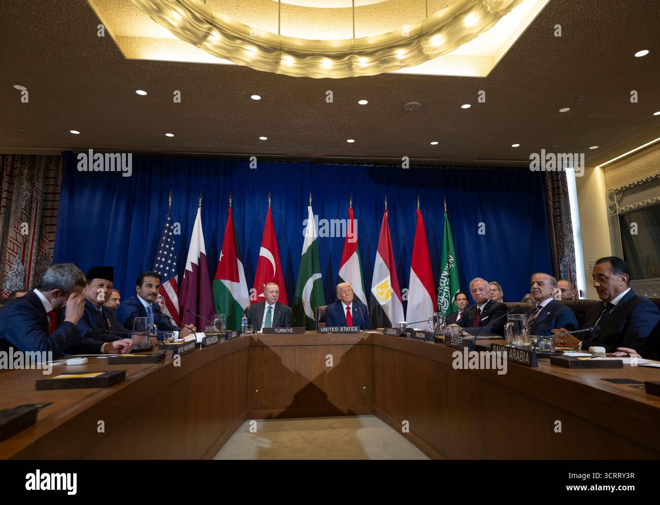 Präsident Donald Trump nimmt an einem multilateralen Treffen mit Emir von Katar Scheich Tamim bin Hamad Al Thani, König Abdullah II. Von Jordanien, dem türkischen Präsidenten Tayyip Erdogan, dem pakistanischen Premierminister Schehbaz Sharif, dem indonesischen Außenminister Sugiono, dem ägyptischen Premierminister Mostafa Madbouly, dem stellvertretenden Premierminister der Vereinigten Arabischen Emirate Sheikh Abdullah bin Zayed Al Nahayan und dem saudischen Außenminister Prinz Faisal bin Al Nahayan am Dienstag, am 23. September 2025 in der Vereinten Nationen in der Stadt Farhan, Teil. (Offizielles Foto des Weißen Hauses von Daniel Torok) Stockfoto