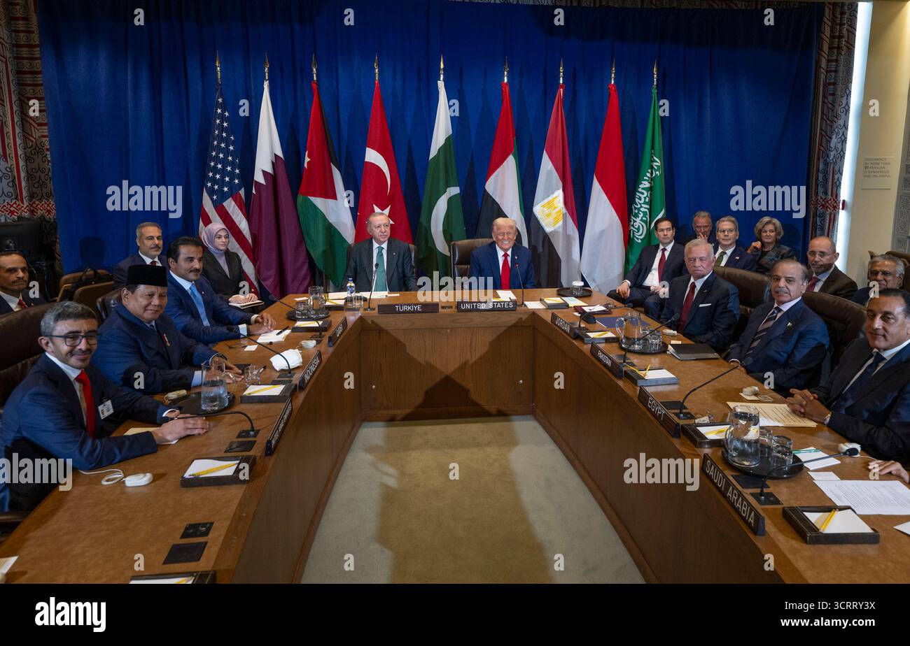 Präsident Donald Trump nimmt an einem multilateralen Treffen mit Emir von Katar Scheich Tamim bin Hamad Al Thani, König Abdullah II. Von Jordanien, dem türkischen Präsidenten Tayyip Erdogan, dem pakistanischen Premierminister Schehbaz Sharif, dem indonesischen Außenminister Sugiono, dem ägyptischen Premierminister Mostafa Madbouly, dem stellvertretenden Premierminister der Vereinigten Arabischen Emirate Sheikh Abdullah bin Zayed Al Nahayan und dem saudischen Außenminister Prinz Faisal bin Al Nahayan am Dienstag, am 23. September 2025 in der Vereinten Nationen in der Stadt Farhan, Teil. (Offizielles Foto des Weißen Hauses von Daniel Torok) Stockfoto