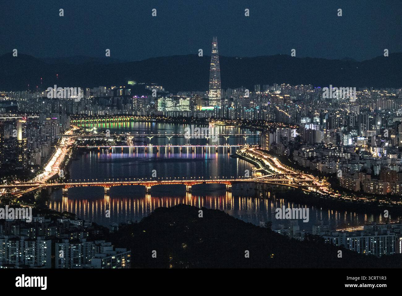Panoramablick auf Seoul von der Spitze des N Seoul Tower: Han River und Seoul Lotte World Tower. Südkorea. Stockfoto
