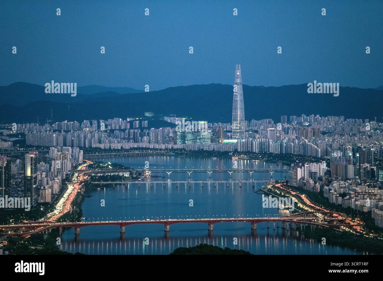 Panoramablick auf Seoul von der Spitze des N Seoul Tower: Han River und Seoul Lotte World Tower. Südkorea. Stockfoto