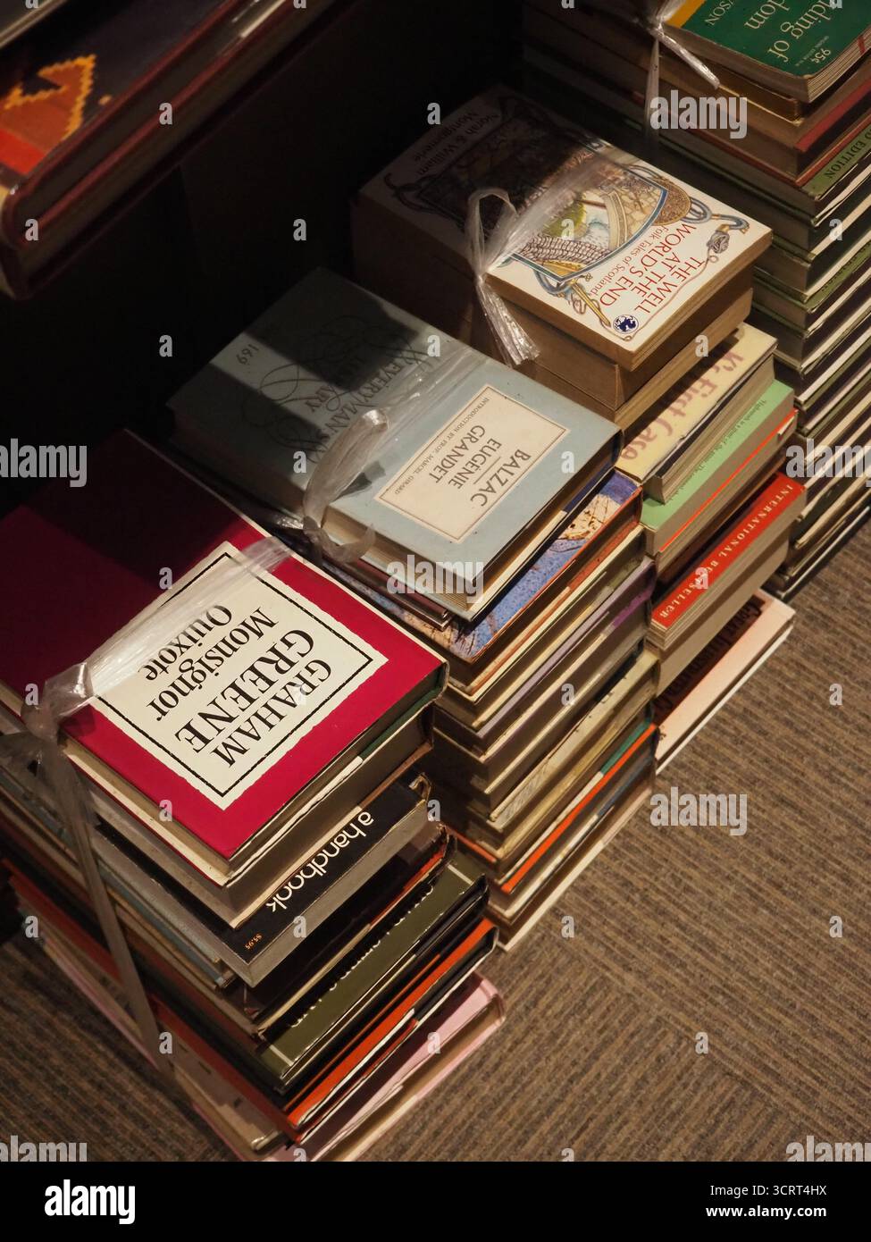 In einer fremdsprachigen Buchhandlung in Jimbocho Tokio wurden alte Bücher gestapelt Stockfoto