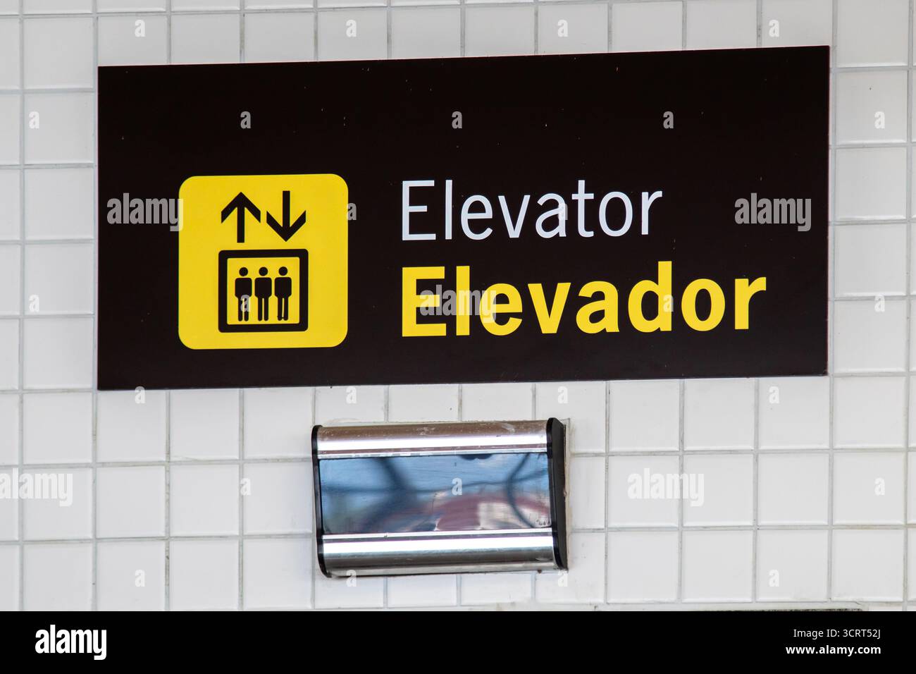 Aufzugsschild am Flughafen Stockfoto