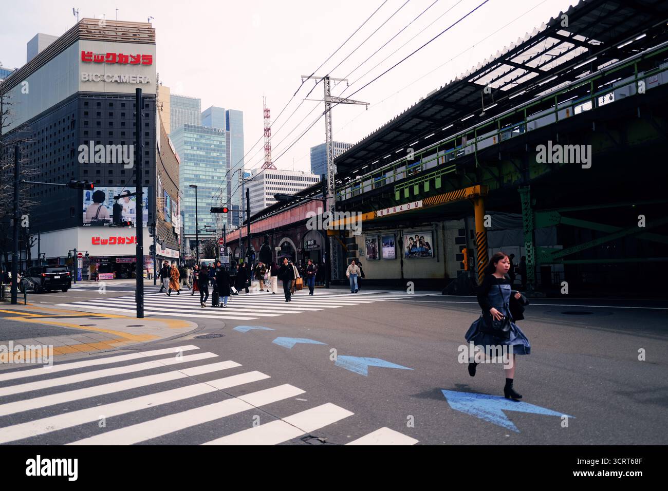 Eine Frau überquert die Straße im Ginza-Korridor Stockfoto