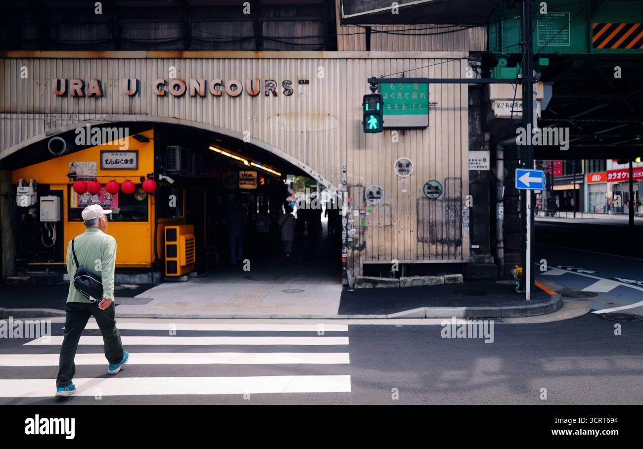 Ein Mann überquert die Straße im Ginza-Korridor Stockfoto