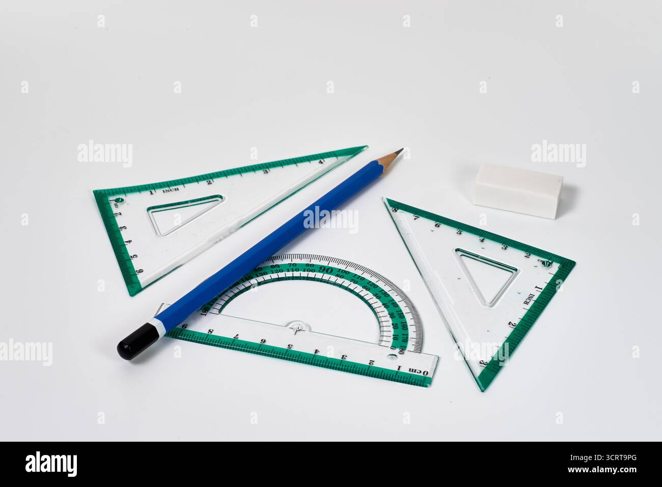 Ein vollständiger Satz geometrischer Instrumente für Schulmathematik oder technisches Zeichnen. Ein Konzept für Bildung, Geometrie, Lernen und Präzisionsmessung Stockfoto