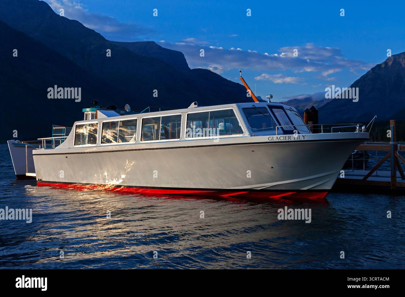 Das Schiff Glacier Lily der Glacier Park Boat Company liegt am Bootssteg der Lake McDonald Lodge im Glacier National Park Stockfoto